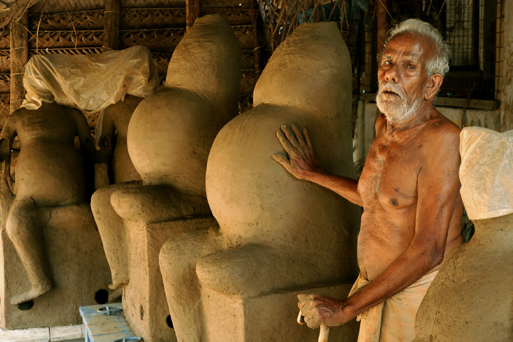 <span style="font-weight:normal;">Just as the season of Ayyanar festivals closes, the potters in Aranthangi make hundreds of clay effigies of Ganesh for the <i>Ganesh Chaturthi</i> that falls between late August and mid September. The statues are dried, never baked, for they will ultimately be immersed in a body of water (river, lake, sea...) where their decomposition is immediate and total.</span>
