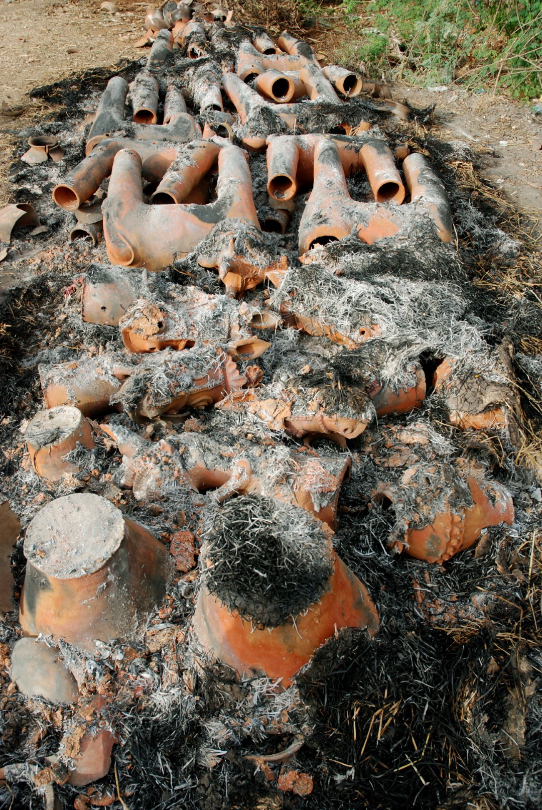 <span style="font-weight:normal;">Due to the intense summer heat, the pieces are baked in the early morning, just after sunrise. The combustible material is totally consumed and the pieces are entirely baked in about one hour, and the pottery is left to cool down until the next day. The morning after, the wood, coconut shells and straw have turned into a fine ash blanketing what has now become terracotta.</span>