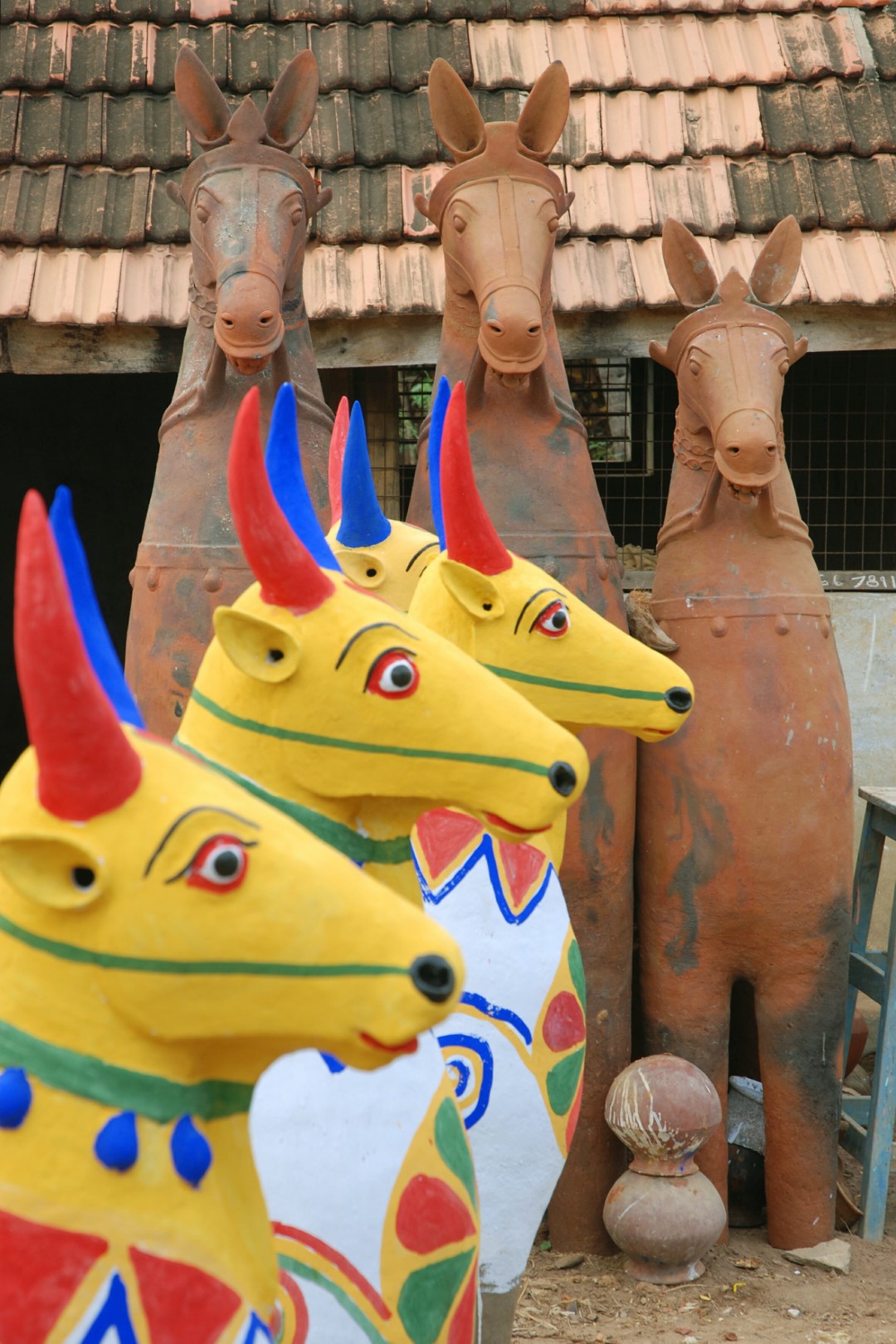 <span style="font-weight:normal;">Morning of the Panjati festival in Aranthangi. The unpainted horses must wait their turn; in ten days, they will be offered to the same god at the same shrine, but at a festival organised by a "rival" village.</span>