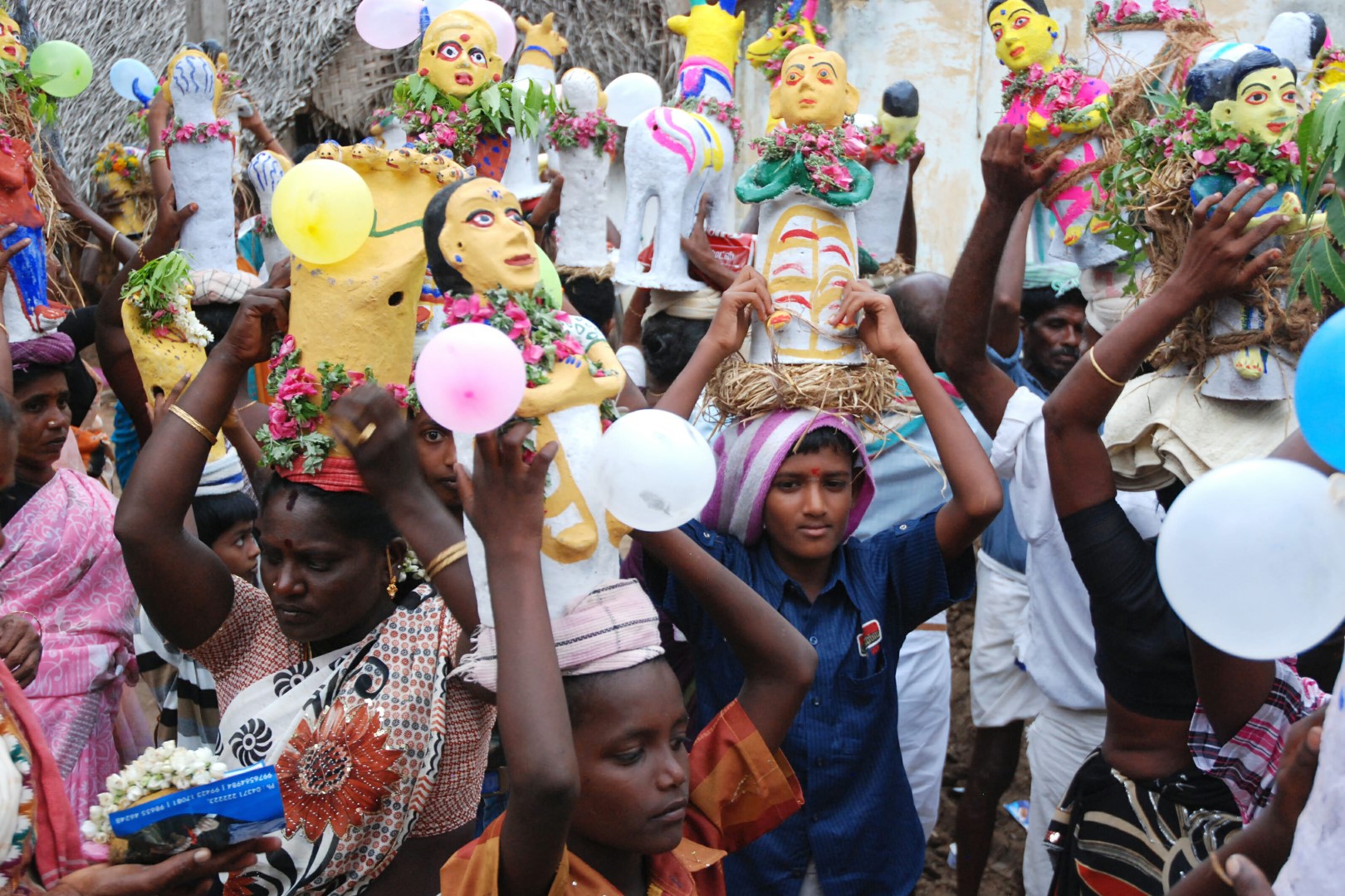 <span style="font-weight:normal;">After the first rituals that inaugerate the festival of worship to Ayyanar, women and youngsters hoist their decorated offerings onto their heads and ready themselves for the procession from the potters' quarters to the "intermediary grounds," 6 kilometres away.</span>