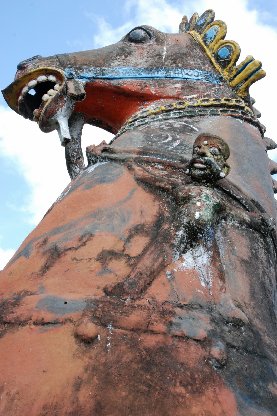 <span style="font-weight:normal;">Looking way up at the head of a ten year-old, twenty foot-high horse at Kuthadivayal.</span>